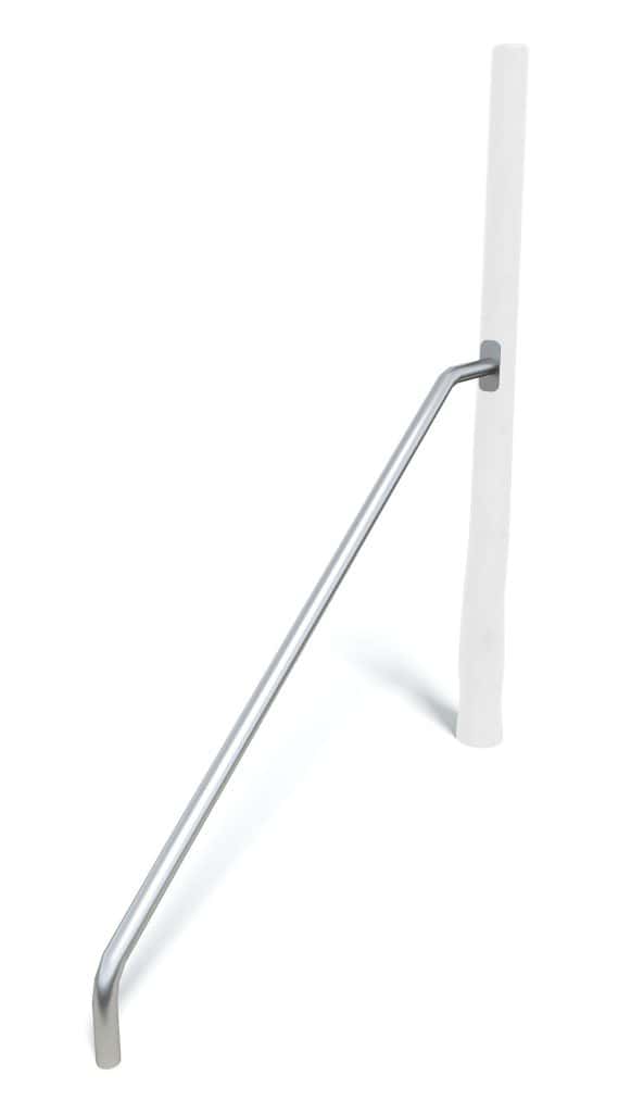 Aluminum handrail with support post for stairs or ramps, ideal for safety and accessibility.